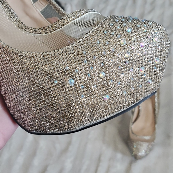 QUIPID~GOLD SPARKLING PLATFORM STILETTOS W/ RHINESTONES ON TOE & MESH ACCENTS! - Picture 10 of 16